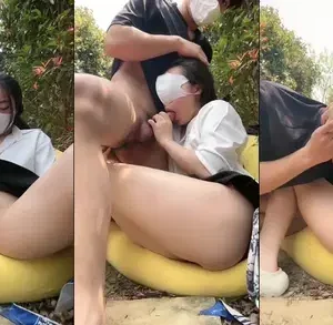 Đang phát trực tiếp bên đường thì em bị trai lạ đi qua vét máng bắt chịch