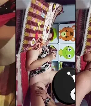 Thanh niên chơi lớn bắt mẹ cởi quần ra để quay phim cho bạn bè xem