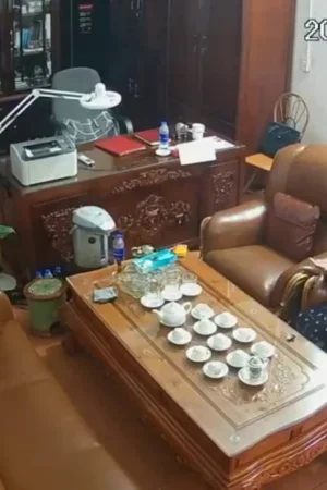 Thầy giáo sói ca tặng vòng tay cho gái xong tranh thủ nắn trái cây